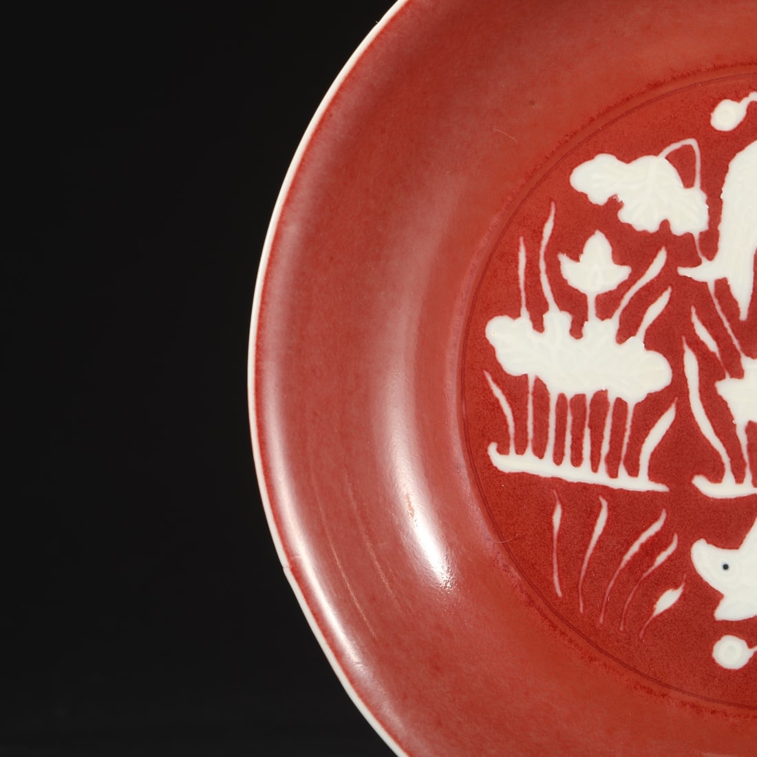 An Exquisite Ruby red-Glazed Fish and Lotus Pattern Plate - 3