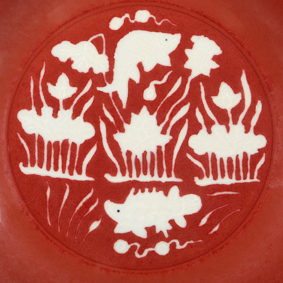 An Exquisite Ruby red-Glazed Fish and Lotus Pattern Plate - 4