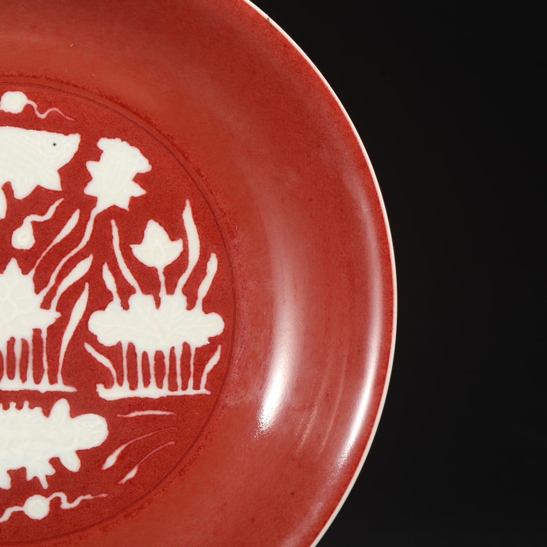 An Exquisite Ruby red-Glazed Fish and Lotus Pattern Plate - 5