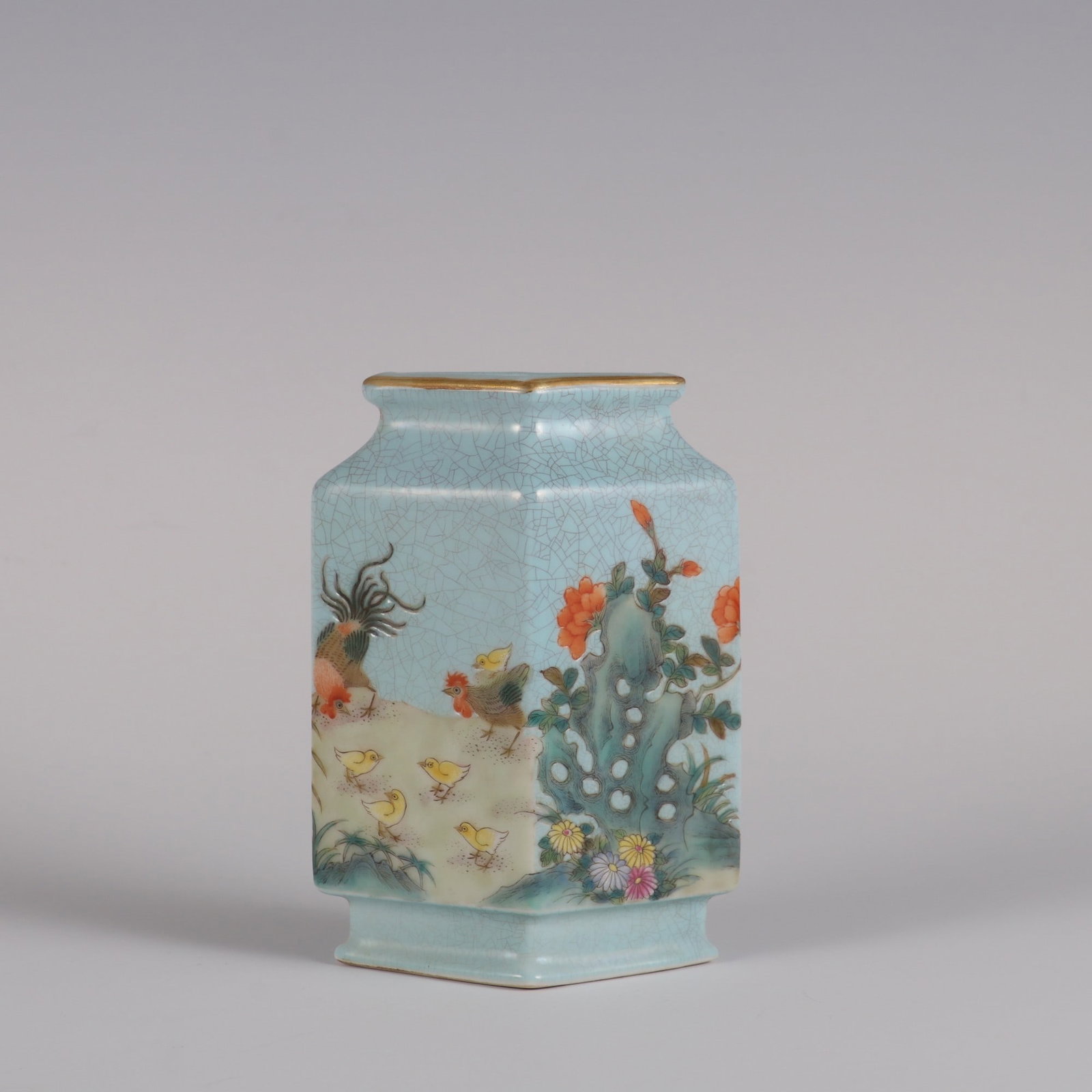 An Exquisite Famille-Rose Green Ground Flower and Bird Pattern Vase: An Exquisite Famille-Rose Green Ground Flower and Bird Pattern Vase Qing Dynasty, China Qianlong Six-character Mark Size:4.5inx3.1in松石绿地粉彩合家