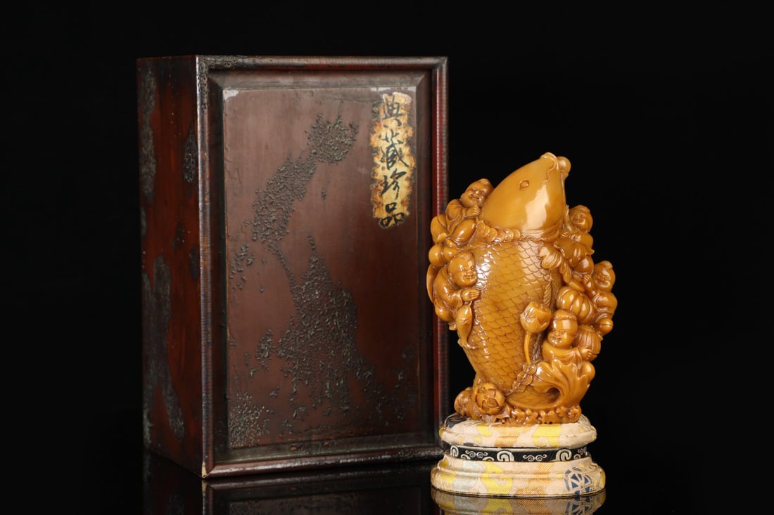 An Exquisite Shoushan Stone Figure Pattern Fish Ornament: An Exquisite Shoushan Stone Figure Pattern Fish Ornament Qing Dynasty, China Size:6.9inx4.3in Weight:1561g寿山石人物纹鱼摆件