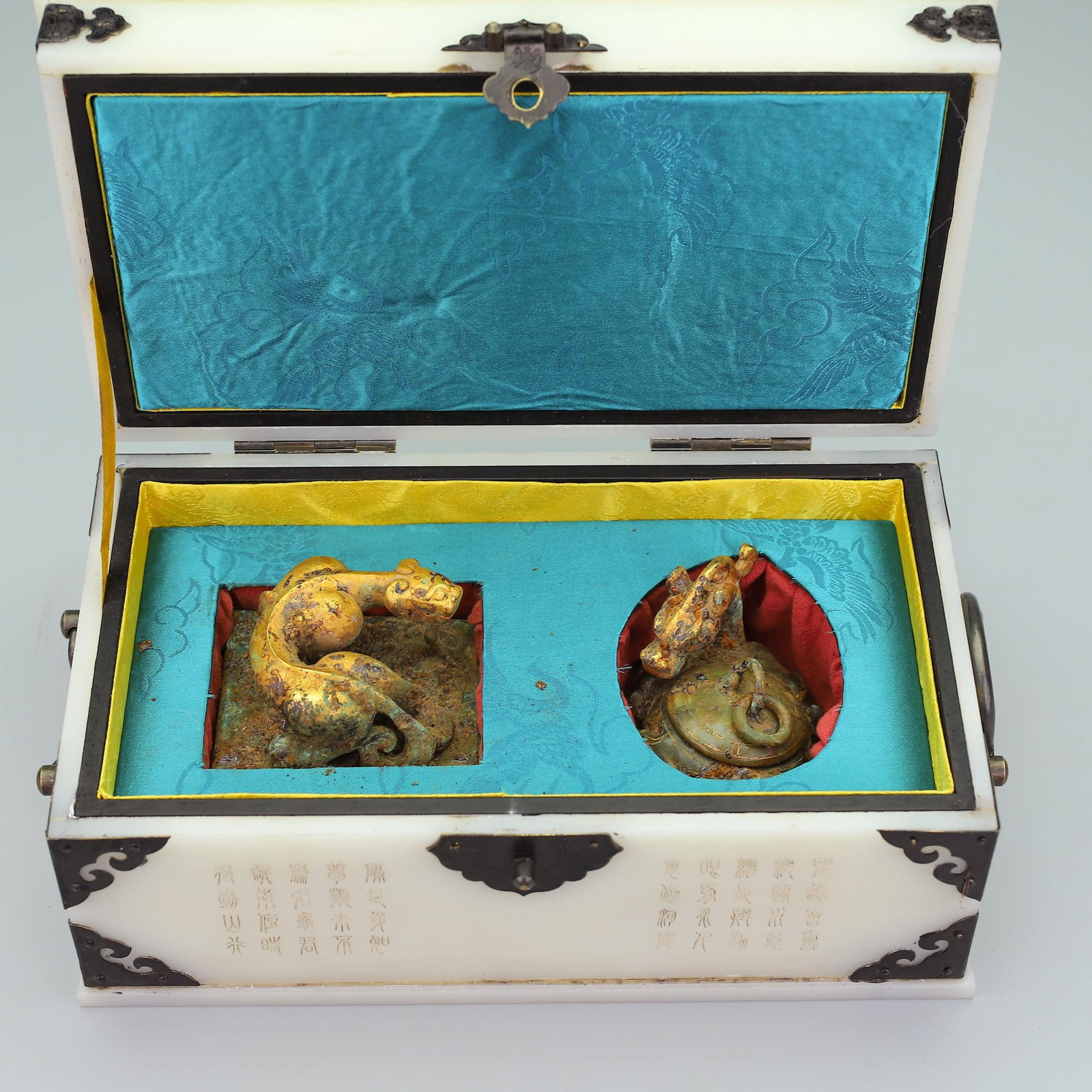 A Set of Fine White Jade Inlaid Gilt Bronze Auspicious Beast Seal: A Set of Fine White Jade Inlaid Gilt Bronze Auspicious Beast Seal Qing Dynasty, China Size:13.8inx8.7in Size:10.6inx5.9in Size:3.5inx3.5in Size:3.5inx2.4in