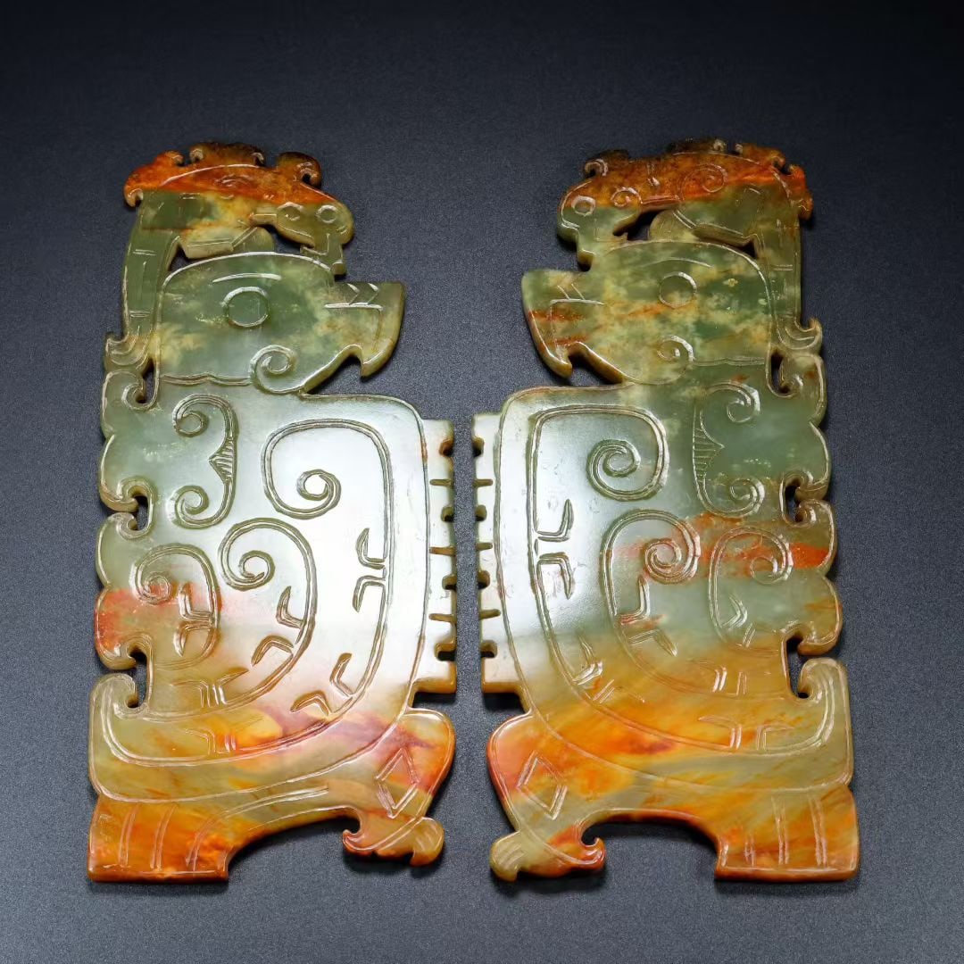 A Pair of Exquisite White Jade Auspicious Beast Ornament: A Pair of Exquisite White Jade Auspicious Beast Ornament Qing Dynasty, China Size:8.7inx3.7inx0.3in Total Weight:635g白玉鹰熊玉璧 中国清代 S