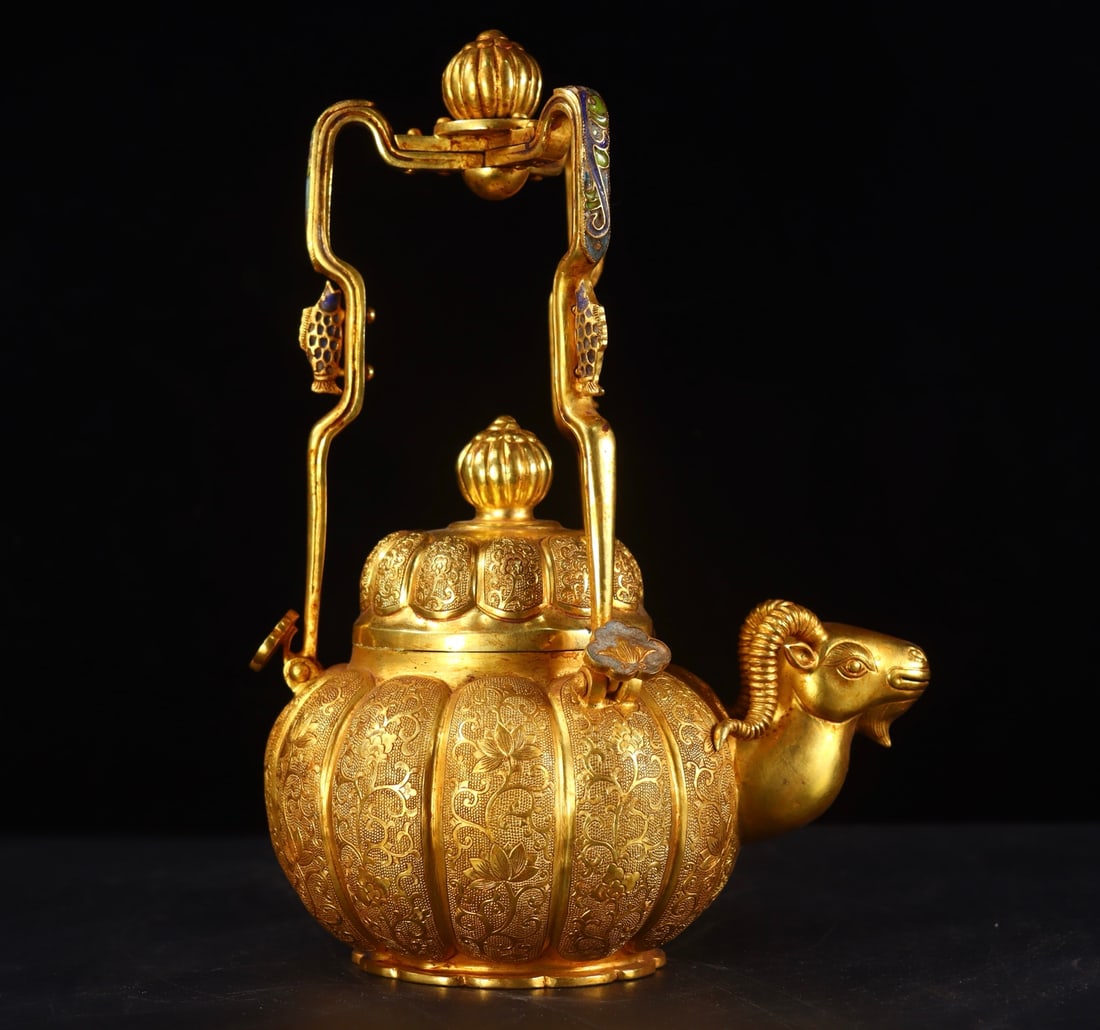 An Exquisite Gilt Bronze Flower Pattern Ewer - 5