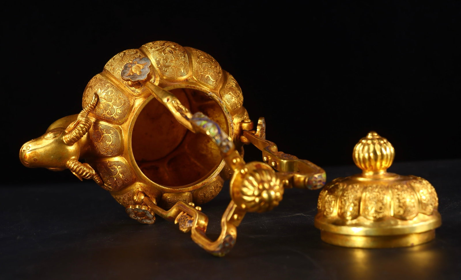 An Exquisite Gilt Bronze Flower Pattern Ewer - 8
