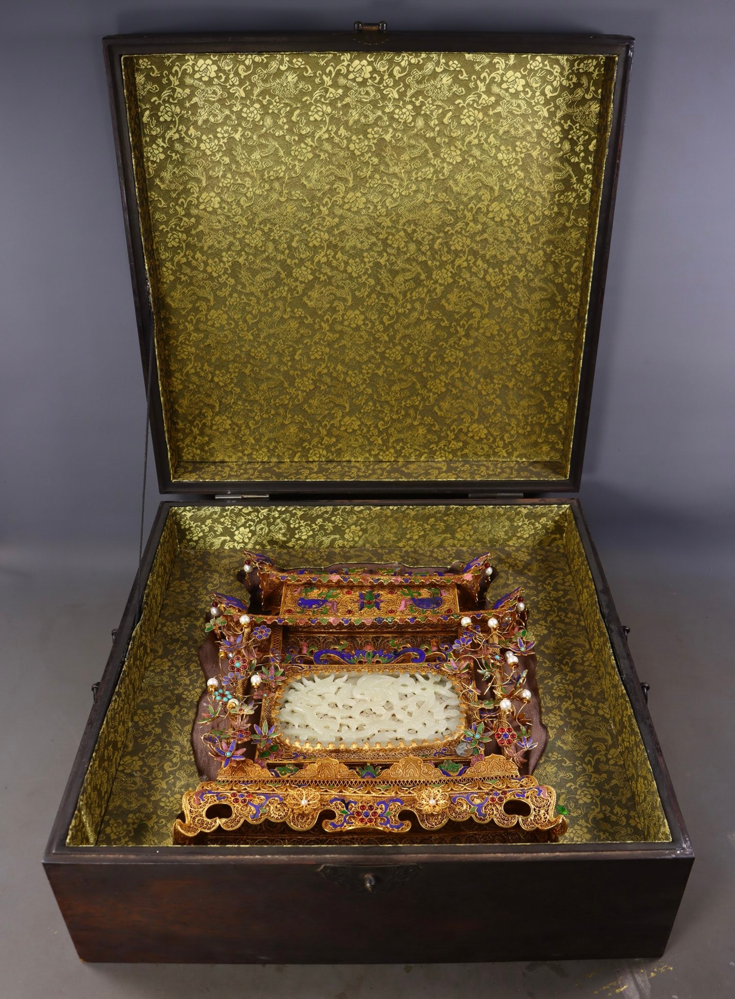 An Exquisite Gilt Bronze Inlaid White Jade Flower and Bird Pattern Screen: An Exquisite Gilt Bronze Inlaid White Jade Flower and Bird Pattern Screen Qing Dynasty, China Qianlong Four-character Mark Size: 14.8inx12.6inx3.1in