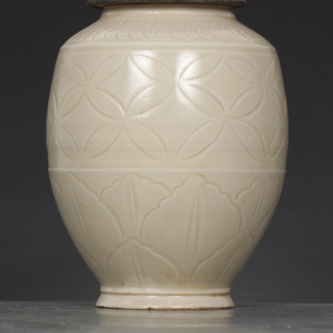 An Exquisite Ding yao Flower Pattern Jar - 4