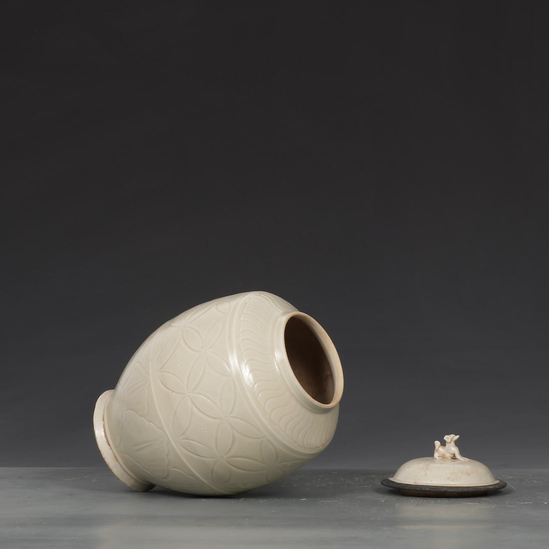 An Exquisite Ding yao Flower Pattern Jar - 7