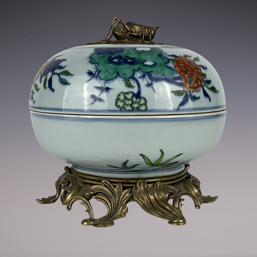An Exquisite Doucai Inlaid Bronze Flower Pattern Insect Pattern Box: An Exquisite Doucai Inlaid Bronze Flower Pattern Insect Pattern Box Qing Dynasty, China Size:9.1inx9.8in斗彩花卉纹镶铜盖盒