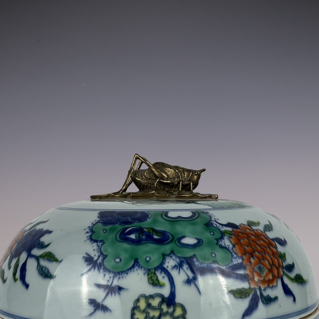 An Exquisite Doucai Inlaid Bronze Flower Pattern Insect Pattern Box - 2