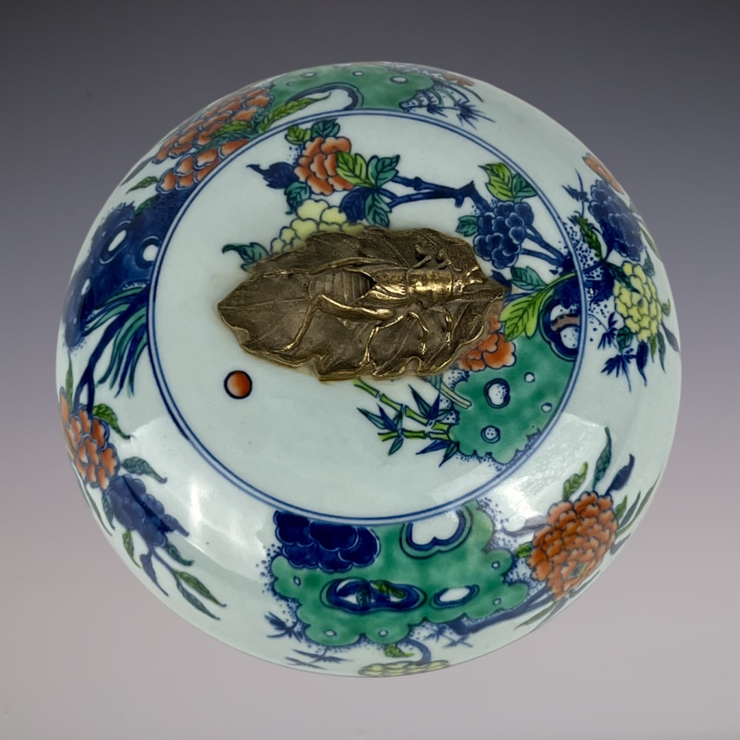 An Exquisite Doucai Inlaid Bronze Flower Pattern Insect Pattern Box - 8