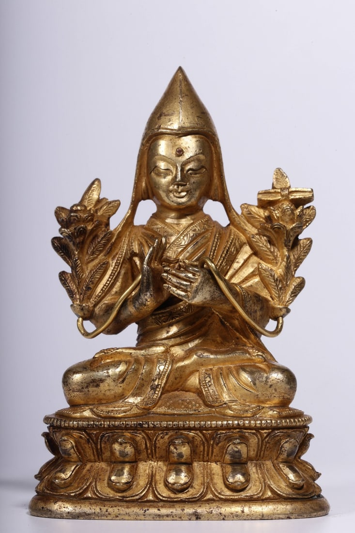 An Exquisite Gilt Bronze Statue of Tsongkhapa: An Exquisite Gilt Bronze Statue of Tsongkhapa Qing Dynasty, China Size:4.1inx2.8inx1.8in Weight:392g铜鎏金宗喀巴坐像 中国清代
