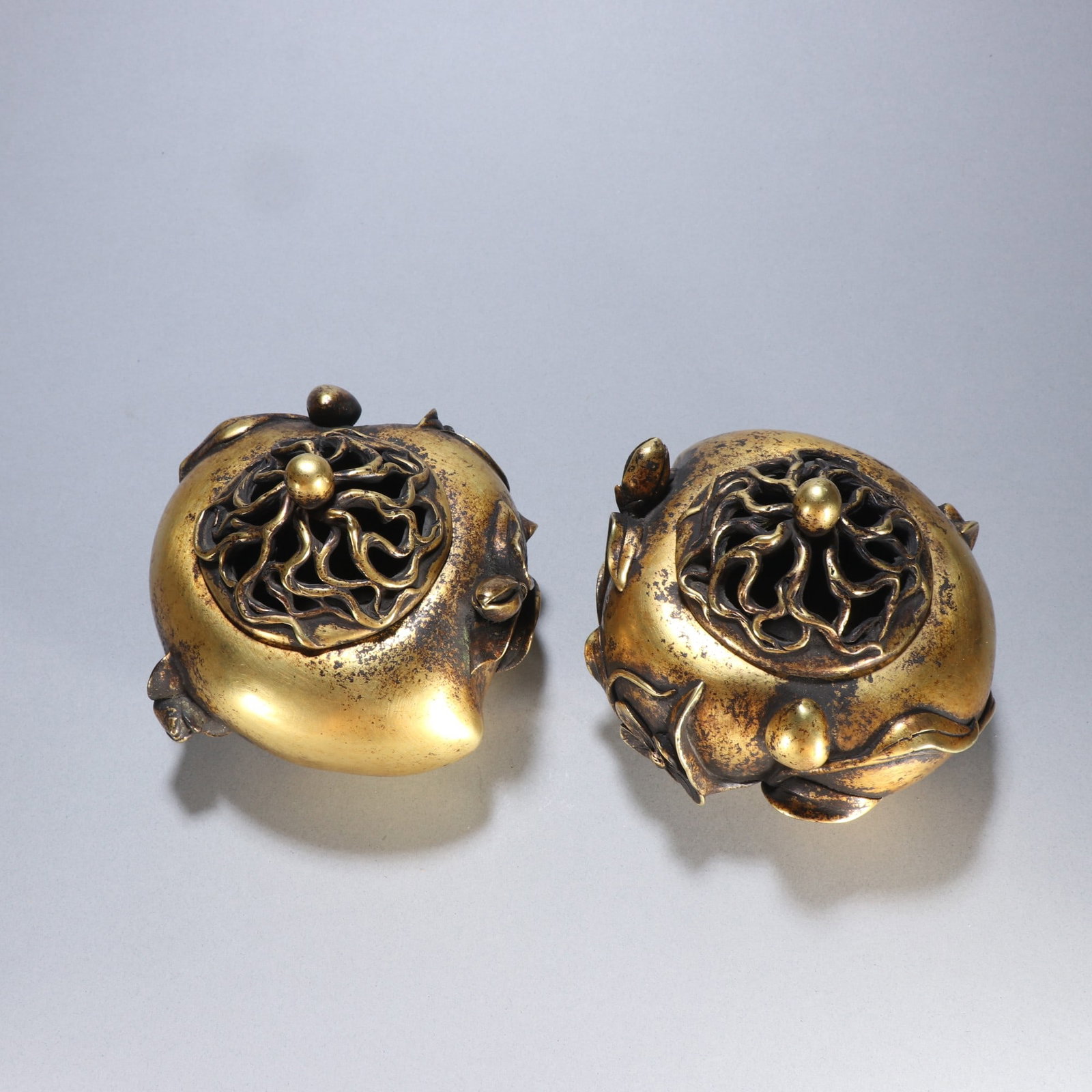 A Pair of Exquisite Gilt Bronze Peach-Shaped Censer: A Pair of Exquisite Gilt Bronze Peach-Shaped Censer Ming Dynasty, China Xuande Six-character Mark Size:4.3inx5.3in