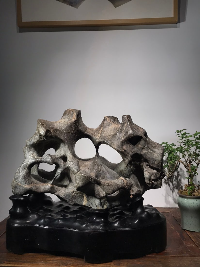 An Exquisite Taihu Stone Ornament: An Exquisite Taihu Stone Ornament Qing Dynasty, China Size:20.5inx18.1inx11.8in太湖石【岱雲】摆件 中国清代 Size:52cmx46cmx