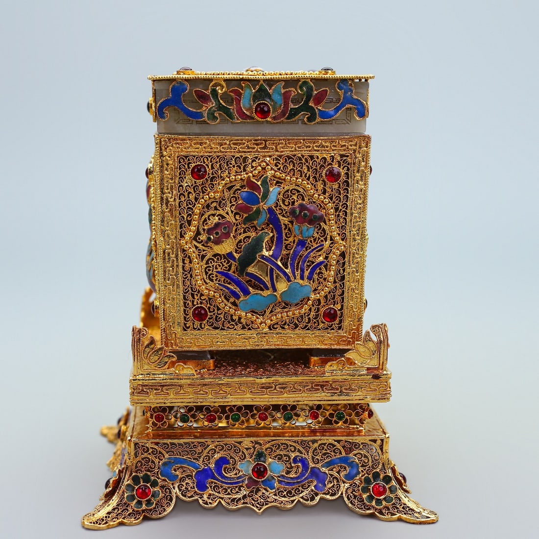 An Exquisite Gilt Bronze Inlaid White Jade Flower Pattern Box: An Exquisite Gilt Bronze Inlaid White Jade Flower Pattern Box Qing Dynasty, China Qianlong Four-character Mark Size:6.3inx4.9in Weight:820g铜鎏金白玉盒 中