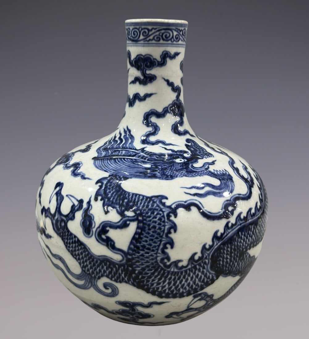 An Exquisite Blue and White Dragon Pattern Vase: An Exquisite Blue and White Dragon Pattern Vase Ming Dynasty, China Size:16.3in青花龙纹天球瓶 中国明代 Size:41.5cm