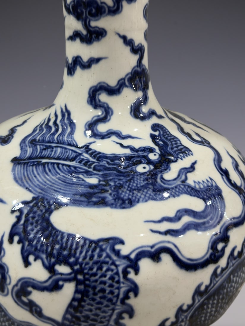 An Exquisite Blue and White Dragon Pattern Vase - 2