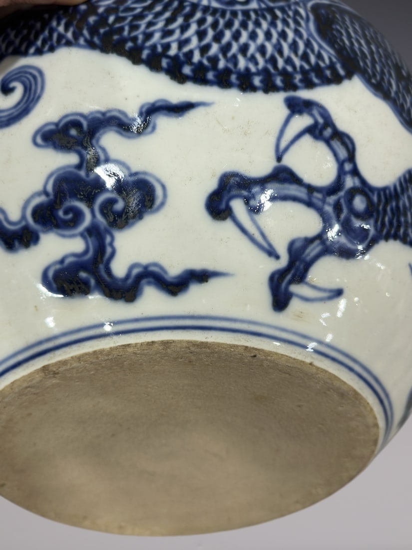 An Exquisite Blue and White Dragon Pattern Vase - 8