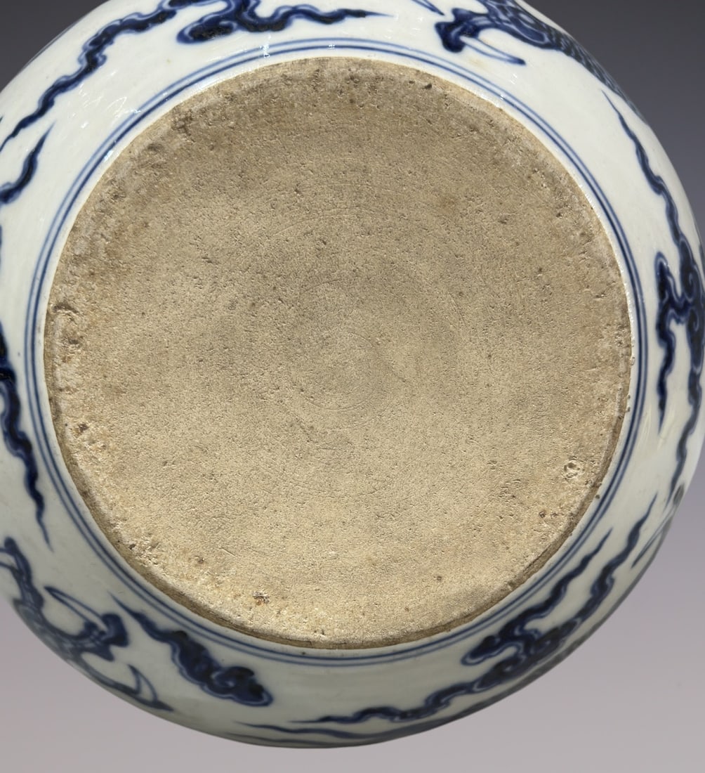 An Exquisite Blue and White Dragon Pattern Vase - 9