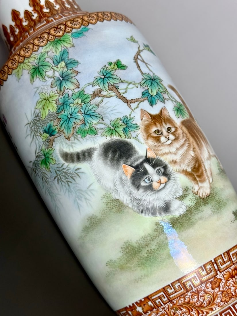 An Exquisite Iron-Red Painted Gold Lotus Pattern Cat Pattern Vase - 6