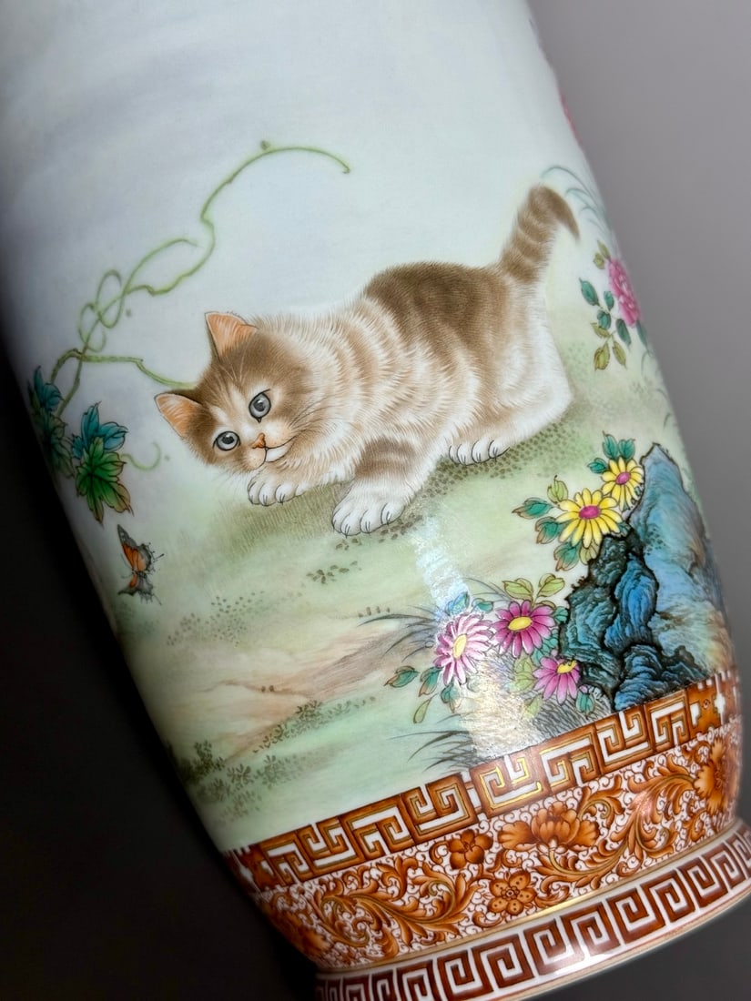 An Exquisite Iron-Red Painted Gold Lotus Pattern Cat Pattern Vase - 7