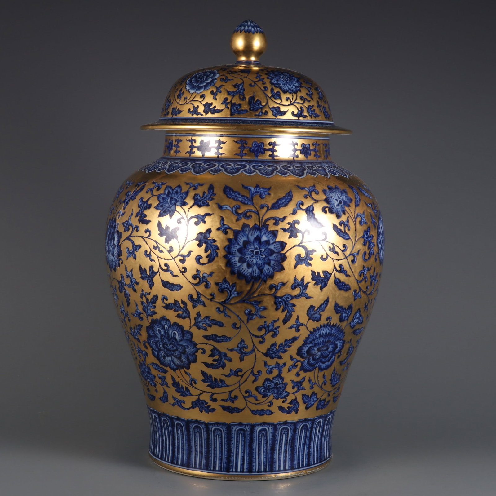 An Exquisite Blue and White Lotus Pattern Jar: An Exquisite Blue and White Lotus Pattern Jar Qing Dynasty, China Qianlong Six-character Mark Size:16.7inx10.2in金地青花缠枝莲纹大将军