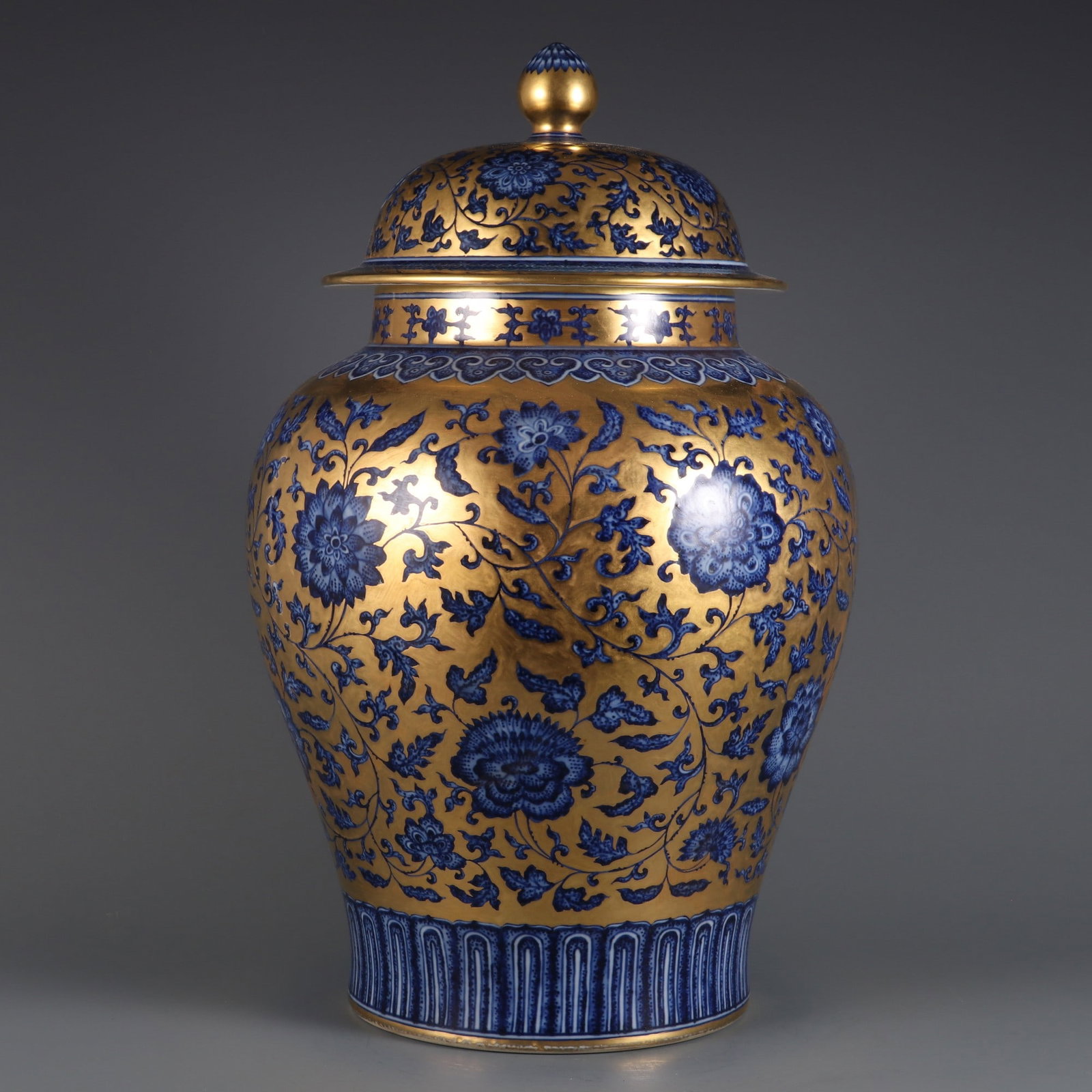 An Exquisite Blue and White Lotus Pattern Jar - 2