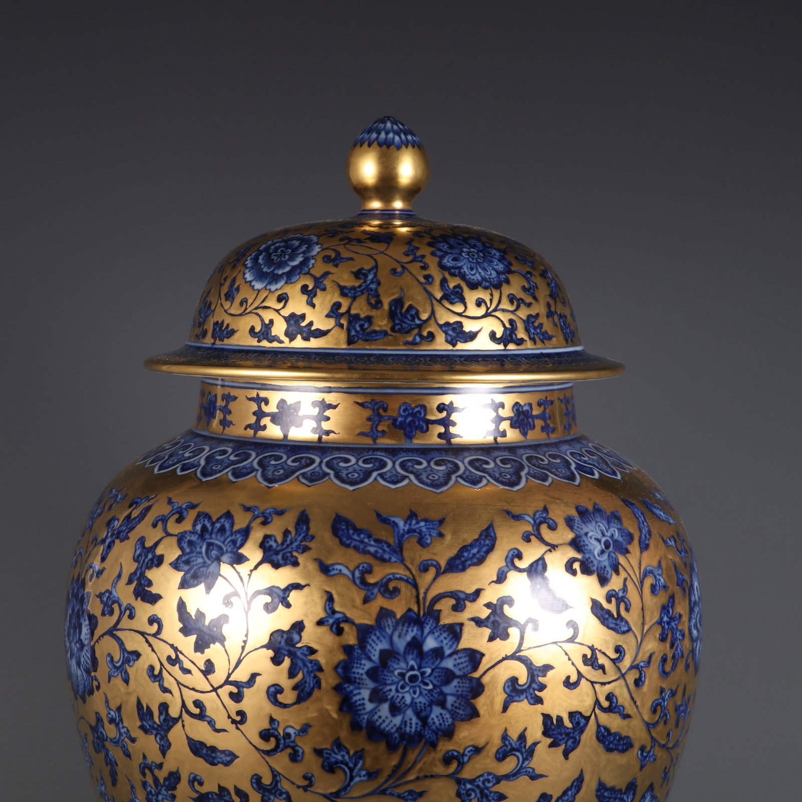An Exquisite Blue and White Lotus Pattern Jar - 3
