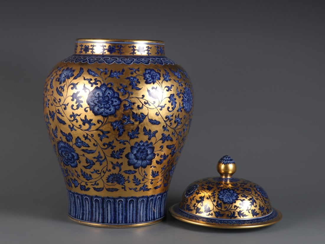 An Exquisite Blue and White Lotus Pattern Jar - 6