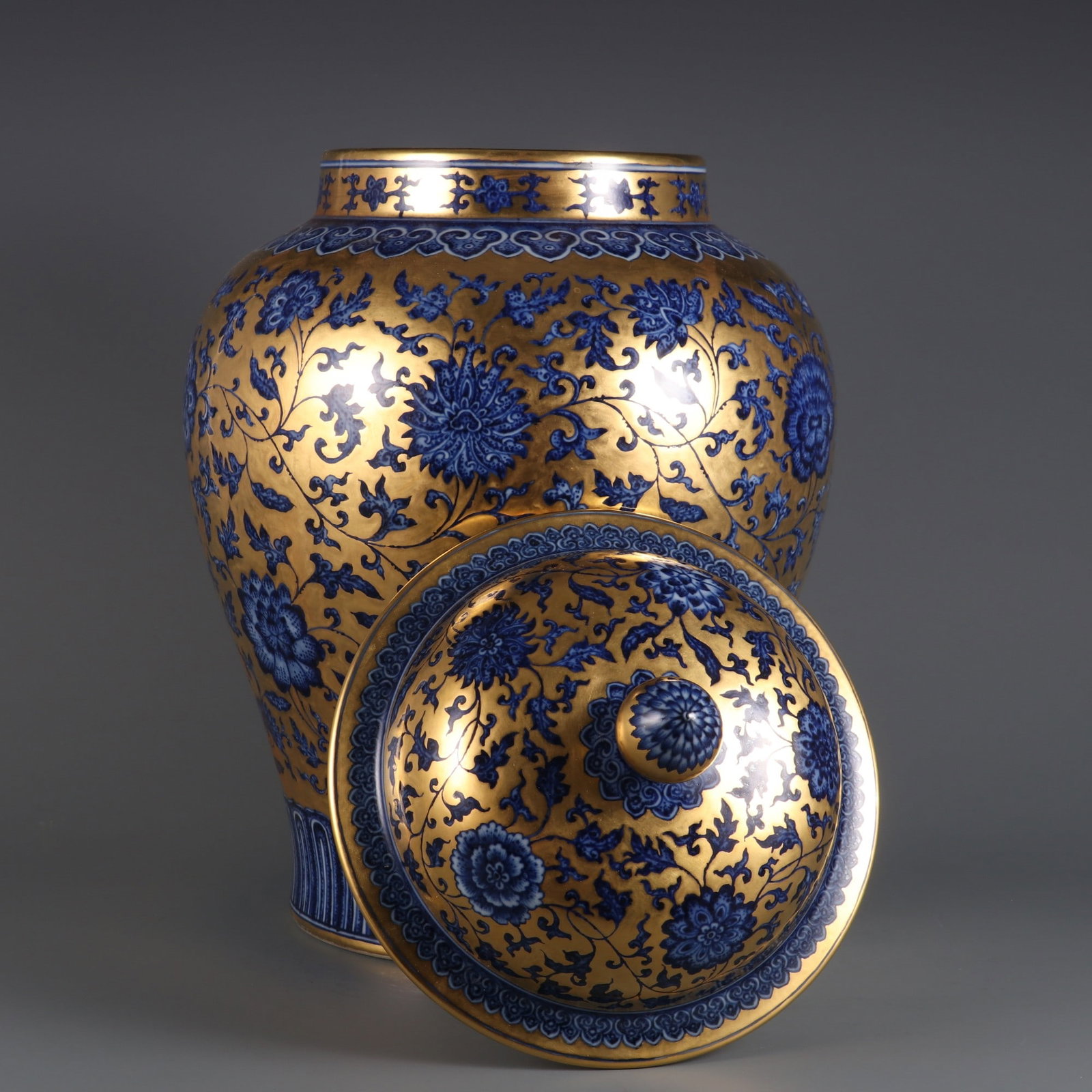 An Exquisite Blue and White Lotus Pattern Jar - 7