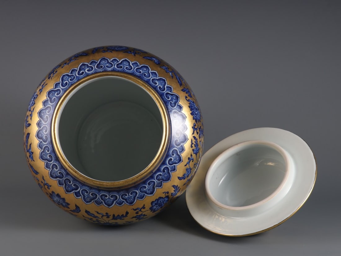 An Exquisite Blue and White Lotus Pattern Jar - 8