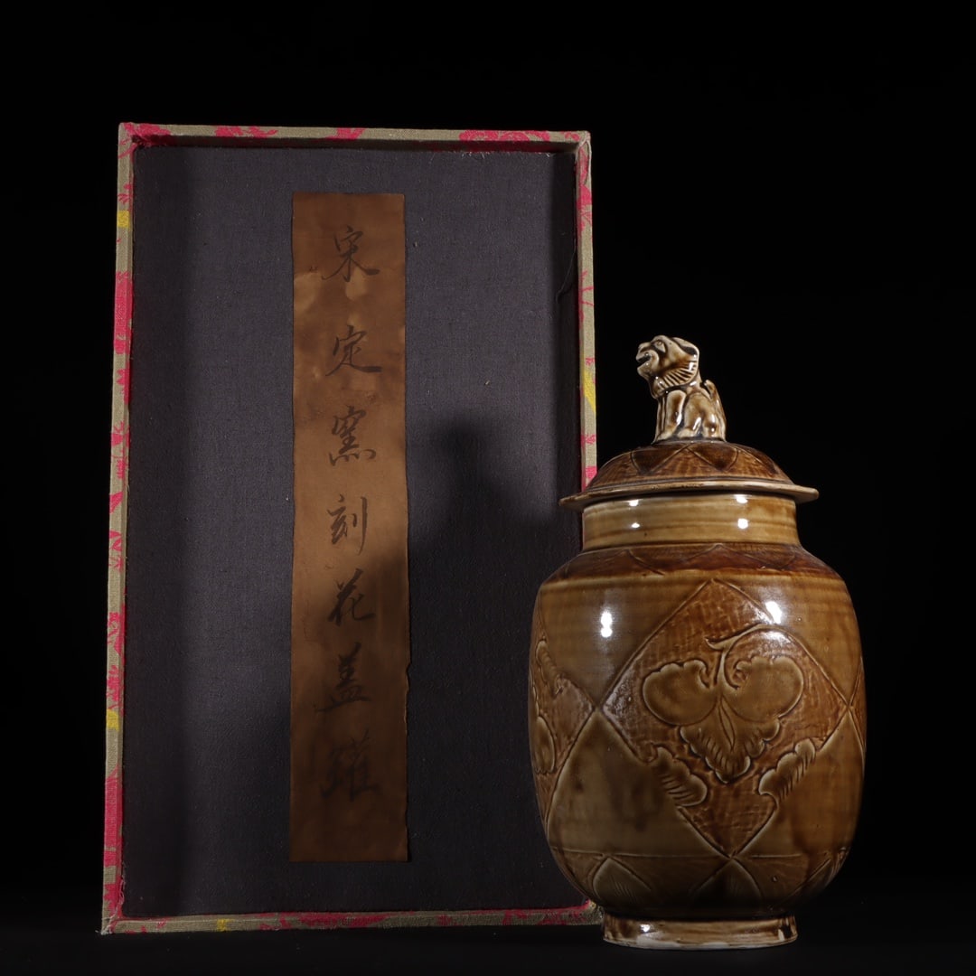 An Exquisite Ding yao Flower Pattern Jar: An Exquisite Ding yao Flower Pattern Jar Song Dynasty, China Size:10.7inx5.9in定窑刻花盖罐 中国宋代 Size:27.3cmx15cm