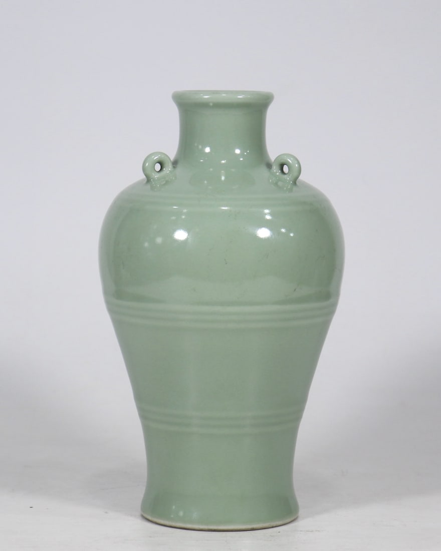 An Exquisite Celadon Glazed Vase: An Exquisite Celadon Glazed Vase Qing Dynasty, China Qianlong Six-character Mark Size:9.1inx4.9in豆青釉旋纹瓶 中国清代 大清È
