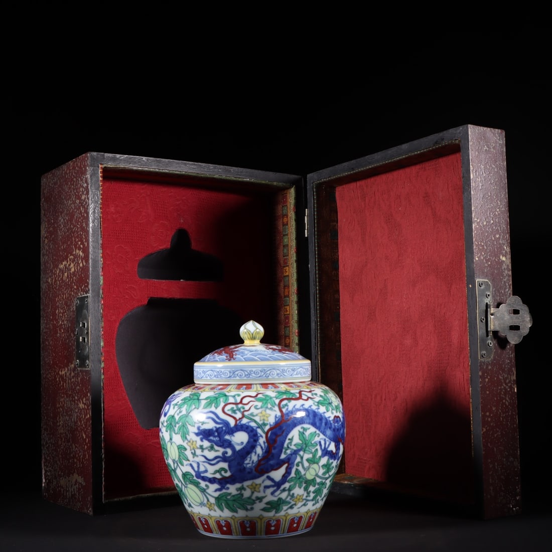 A Rare Doucai Dragon Pattern Jar: A Rare Doucai Dragon Pattern Jar Ming Dynasty, China Size:7.7inx6.7in中国明代 斗彩西瓜龙穿纹天字罐Size:19.5cmx17cm