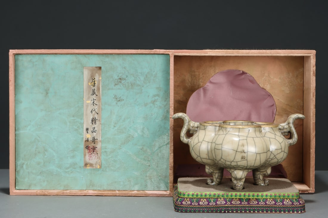 An Exquisite Ge yao Yellow Glazed Double-Ears Censer: An Exquisite Ge yao Yellow Glazed Double-Ears Censer Song Dynasty, China Size:4.7inx8.3in哥窑米黄釉三足炉 中国宋代 Size:12cmx21c