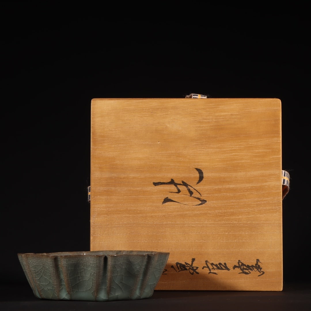 An Exquisite Guan yao Brush Washer: An Exquisite Guan yao Brush Washer Song Dynasty, China Size:1.4inx4.5in官窑葵式洗 中国宋代 Size:3.5cmx11.5cm