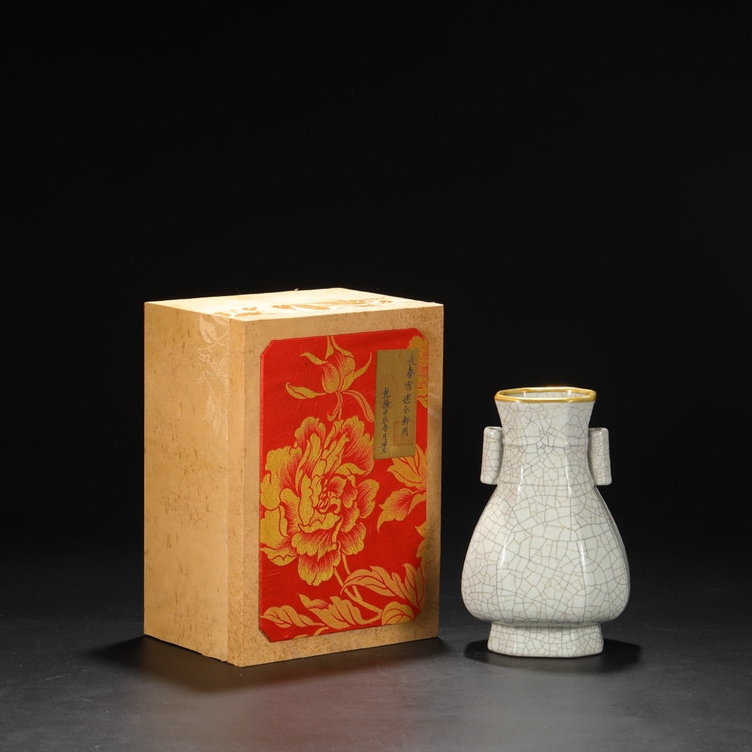 An Exquisite Guan yao Celadon Glazed Double-Ears Vase: An Exquisite Guan yao Celadon Glazed Double-Ears Vase Song Dynasty, China Size:9.8inx6.1in官窑青釉金口八方贯耳瓶 中国ê