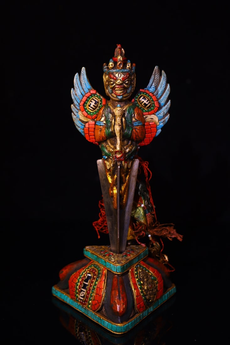 An Exquisite Bronze Inlaid Dzi Bead Painted Color Vajry Pestle: An Exquisite Bronze Inlaid Dzi Bead Painted Color Vajry Pestle Qing Dynasty, China Size:7.5inx4.1in Weight:1150g铜彩绘嵌天珠大鹏金翅鸟