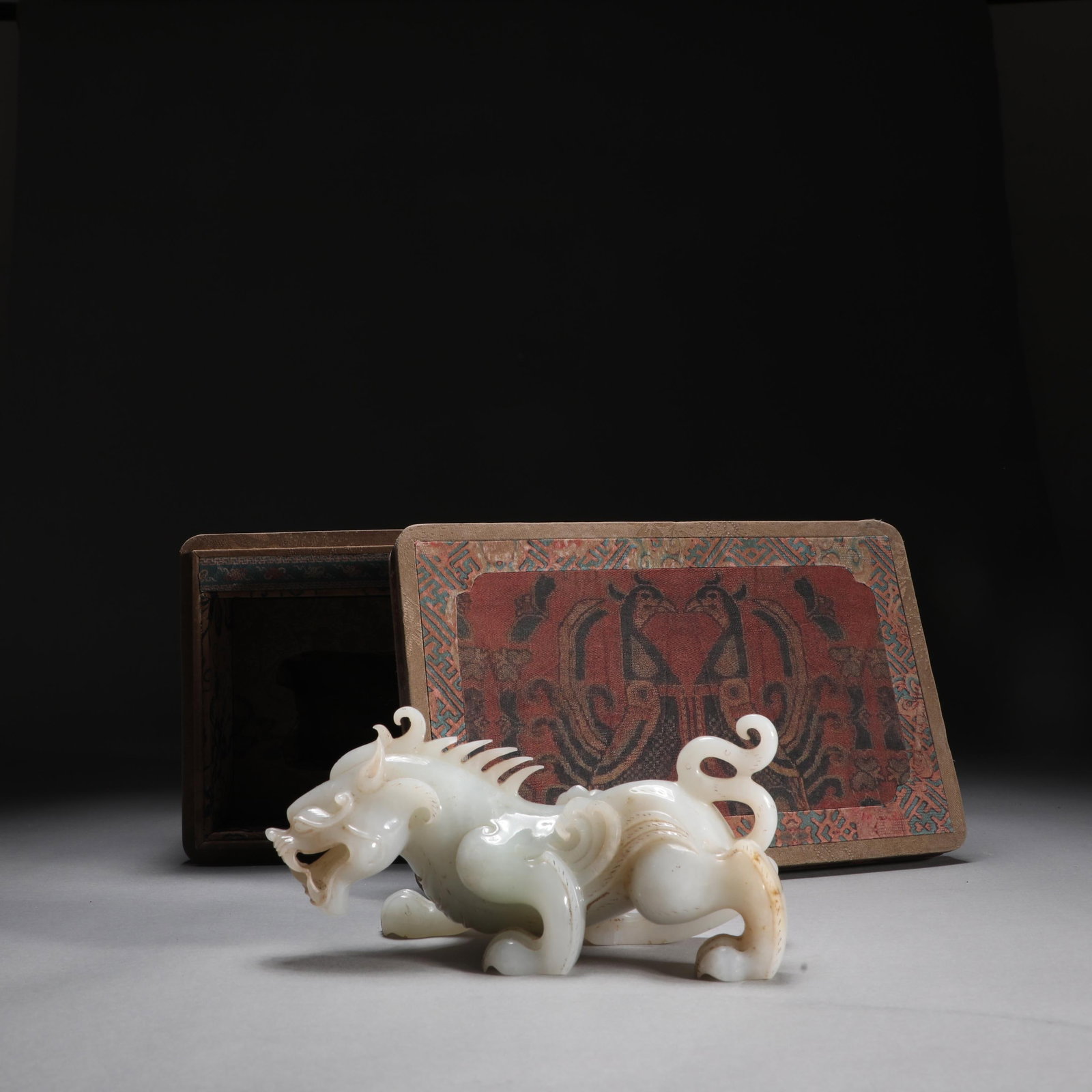 An Exquisite White Jade Auspicious Beast Ornament: An Exquisite White Jade Auspicious Beast Ornament Qing Dynasty, China Size:3.3inx6.9inx3.3in Weight:800g白玉天禄摆件 中国清代