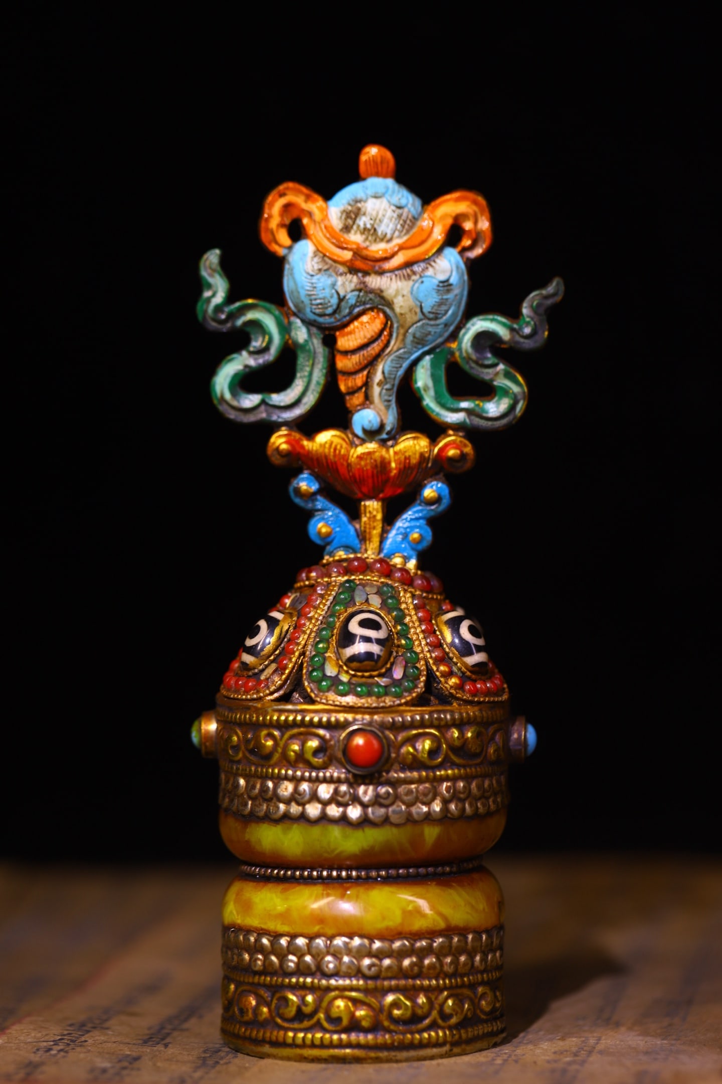 An Exquisite Amber Inlaid Gems Dzi Bead Ornament: An Exquisite Amber Inlaid Gems Dzi Bead Ornament Qing Dynasty, China Size:7.1inx2.8in Weight:430g蜜蜡嵌宝石天珠法印 中国清ߣ