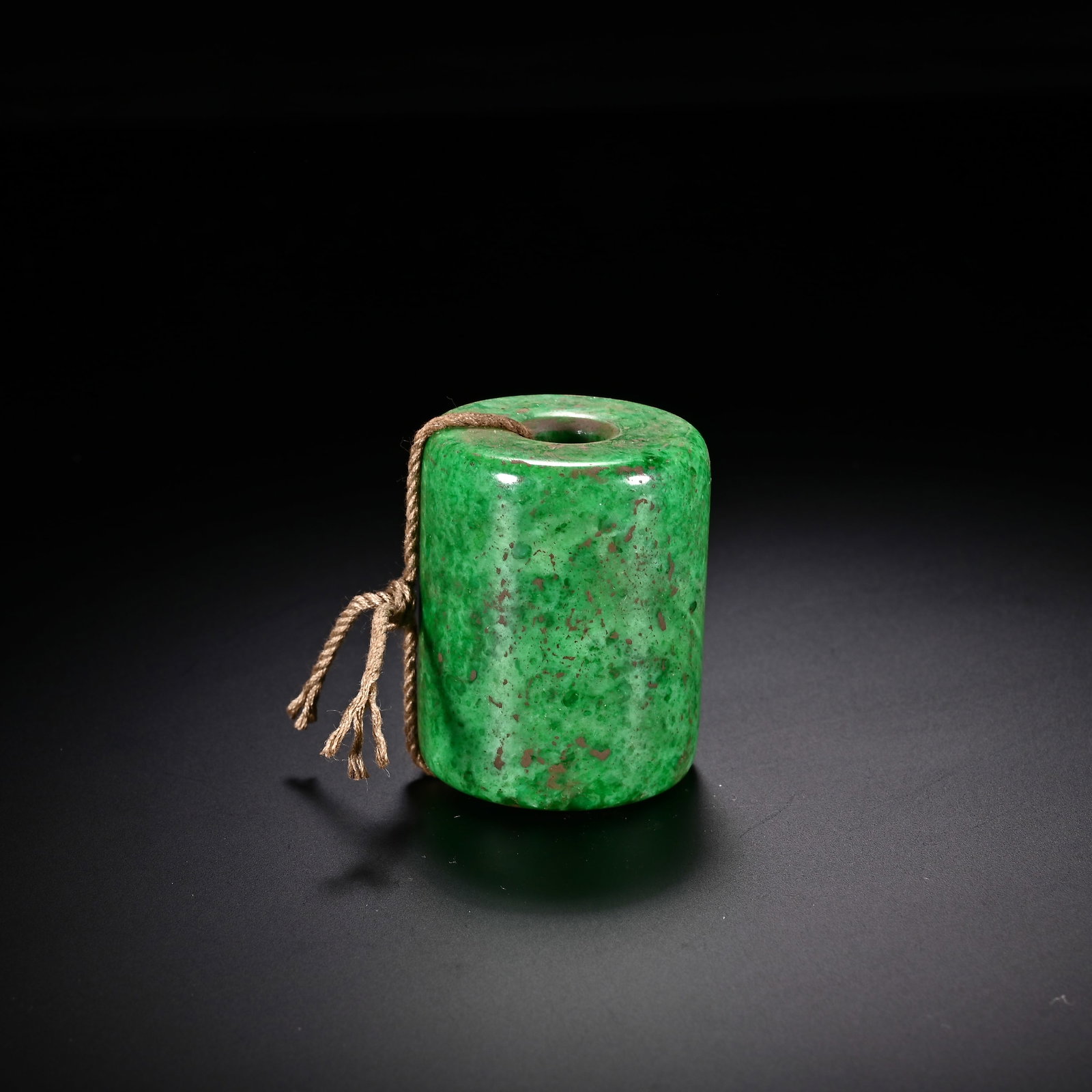 An Exquisite Jadeite Pendant: An Exquisite Jadeite Pendant Qing Dynasty, China Size:1.6inx1.3in Weight:77g翡翠挂件 中国清代 Size:4.1cmx3.2cm Weight:77g