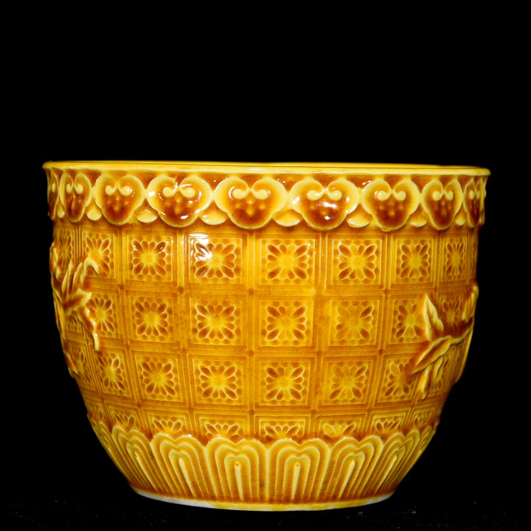 An Exquisite Yellow Glazed Peach Pattern Cup - 4