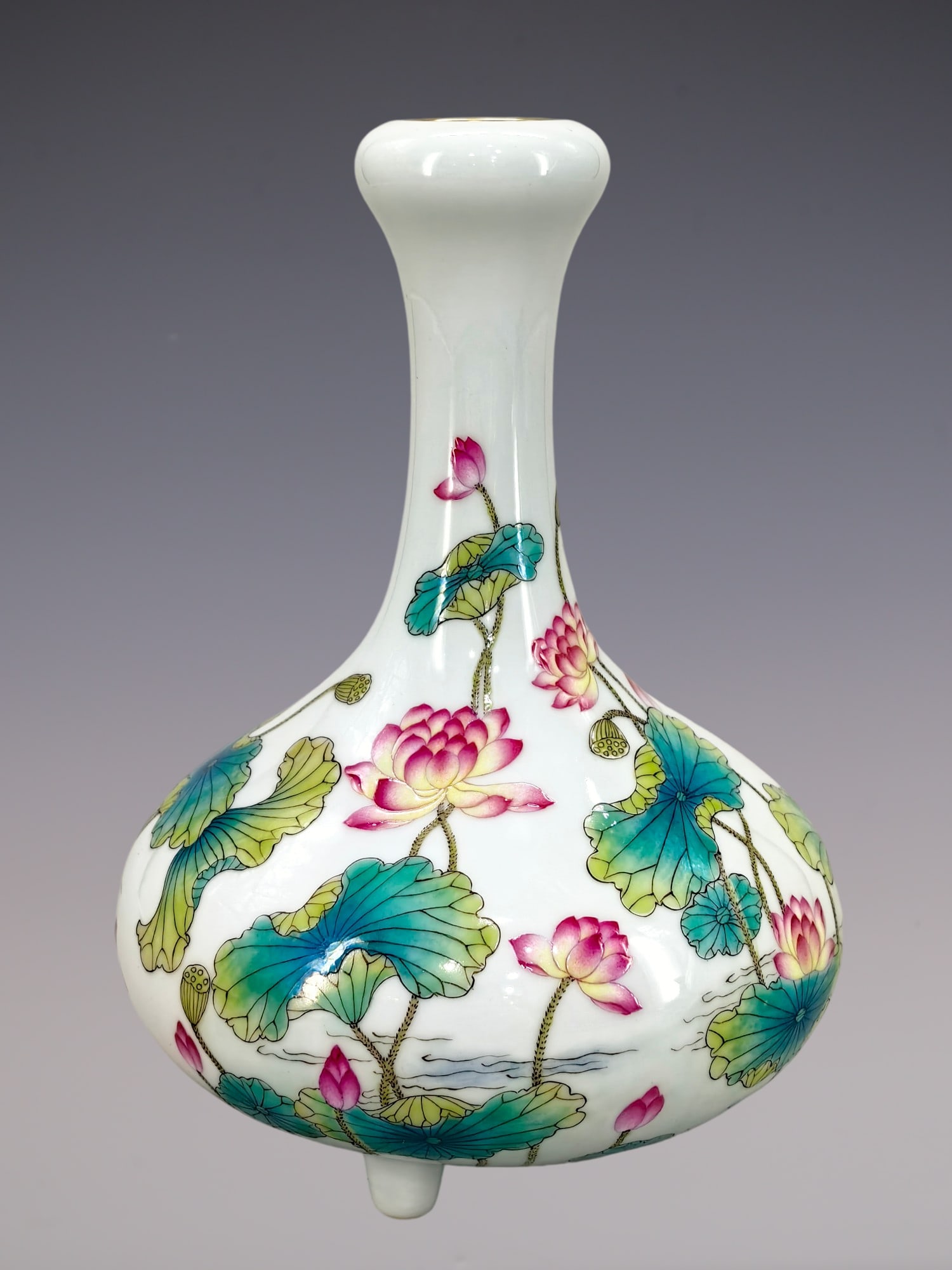 An Exquisite Famille-Rose Flower Pattern Vase: An Exquisite Famille-Rose Flower Pattern Vase Qing Dynasty, China Qianlong Six-character Mark Size:7.3inx5.5in粉彩和和美美纹蒜头瓶