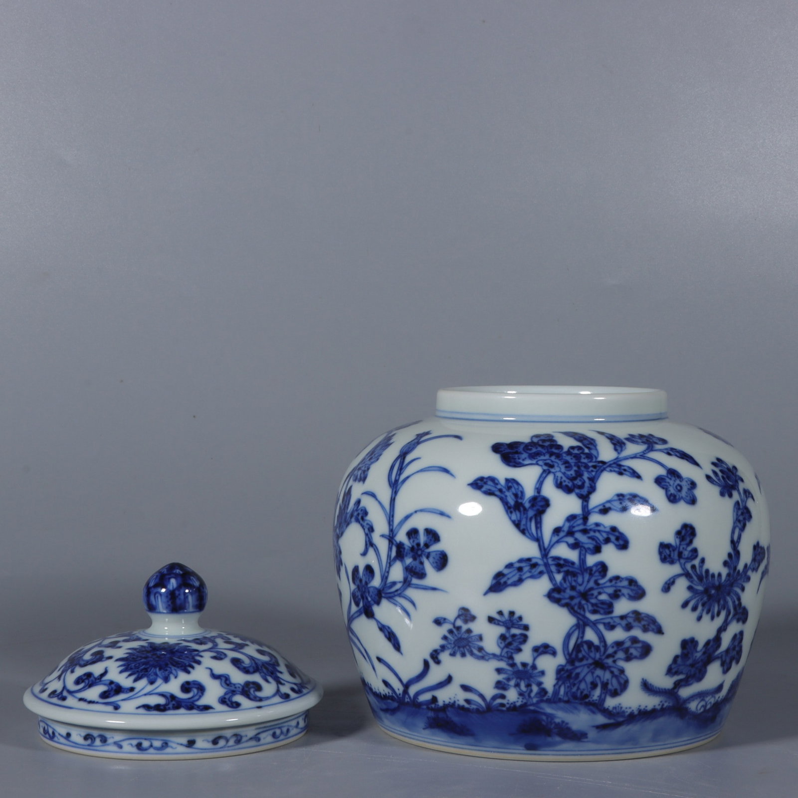 An Exquisite Blue and White Flower Pattern Lotus Pattern Jar - 8