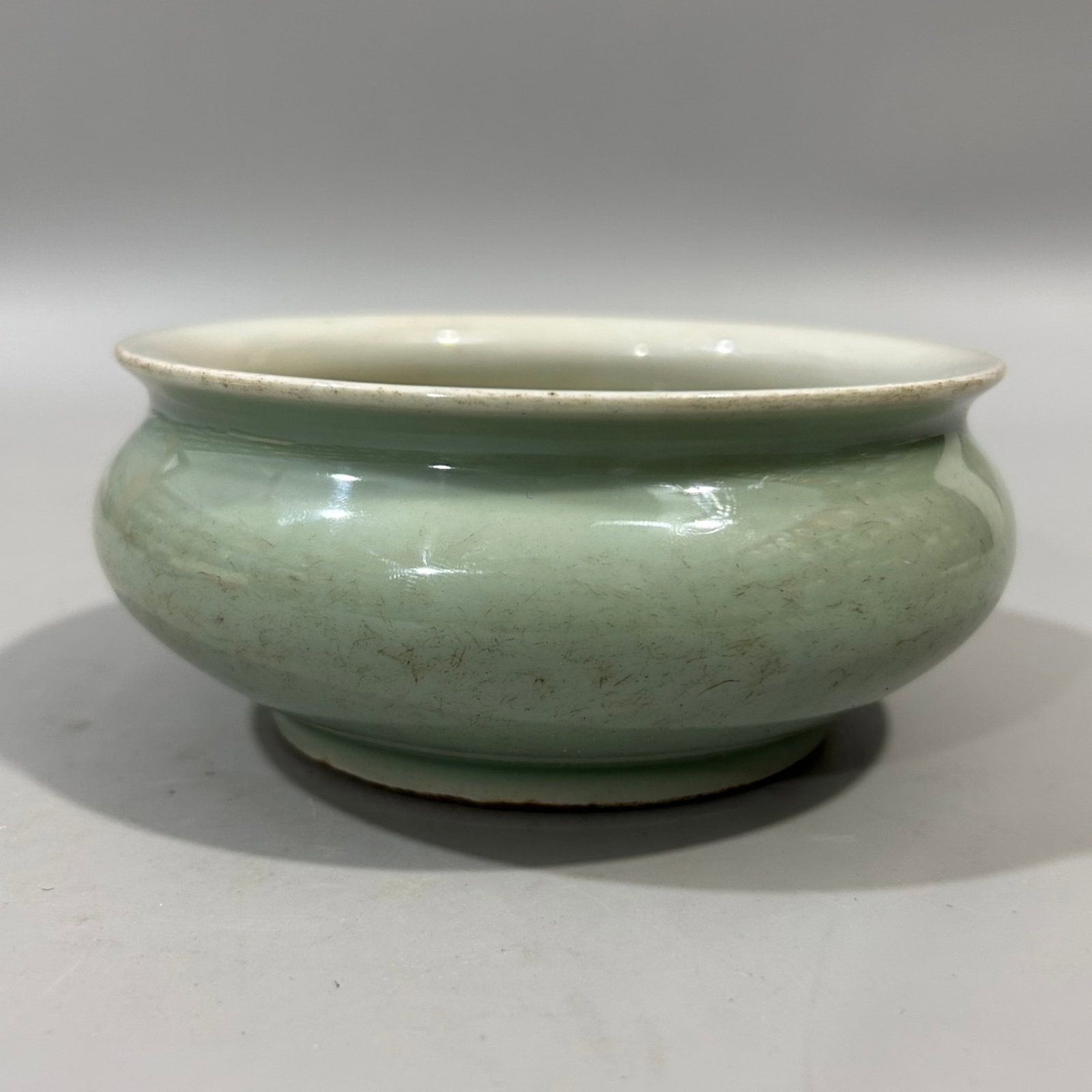 An Exquisite Celadon Glazed Censer: An Exquisite Celadon Glazed Censer,Qing Dynasty,China,Yongzheng Six-character Mark,Size:5.1inx2.6in 青釉香炉,中国清代,雍正六字&#