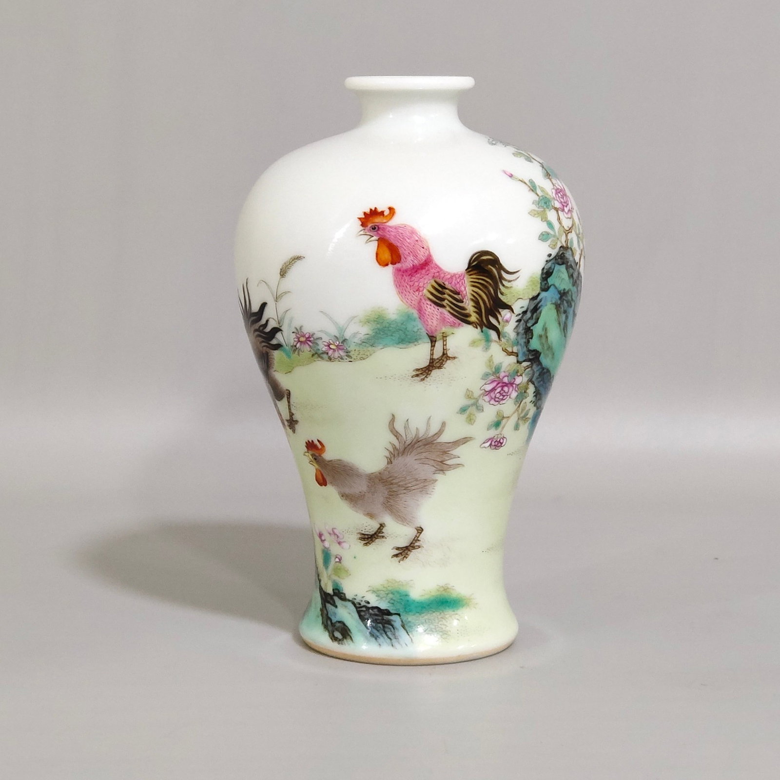 An Exquisite Famille-Rose Flower and Rooster Pattern Vase: An Exquisite Famille-Rose Flower and Rooster Pattern Vase,Qing Dynasty,China,Qianlong Six-character Mark,Size:5.1inx2.4in 粉彩花卉公鸡纹瓶,中Þ