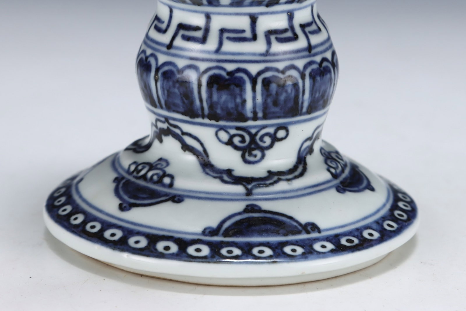 An Exquisite Blue and White Lotus Pattern Pot - 3