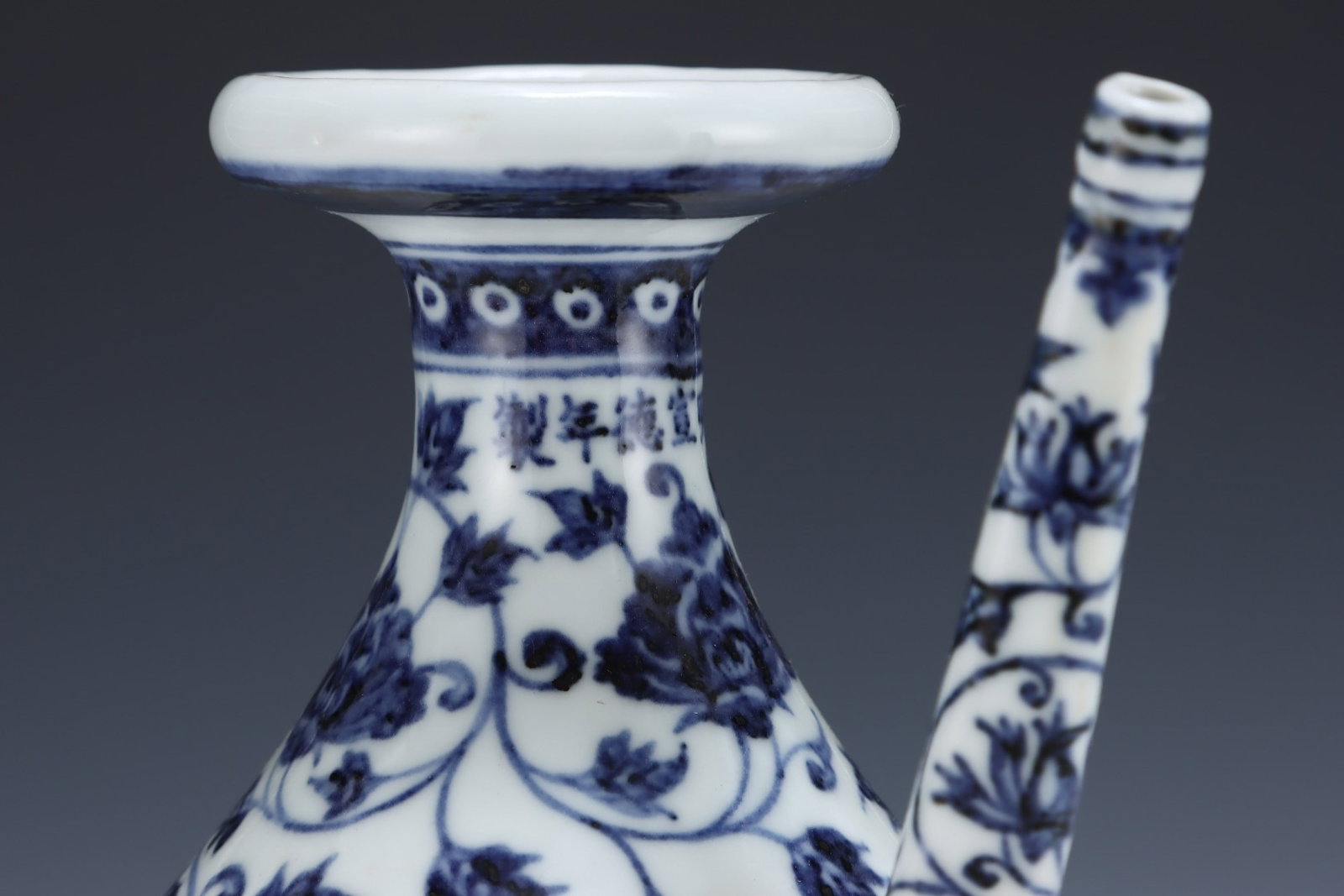 An Exquisite Blue and White Lotus Pattern Pot - 4