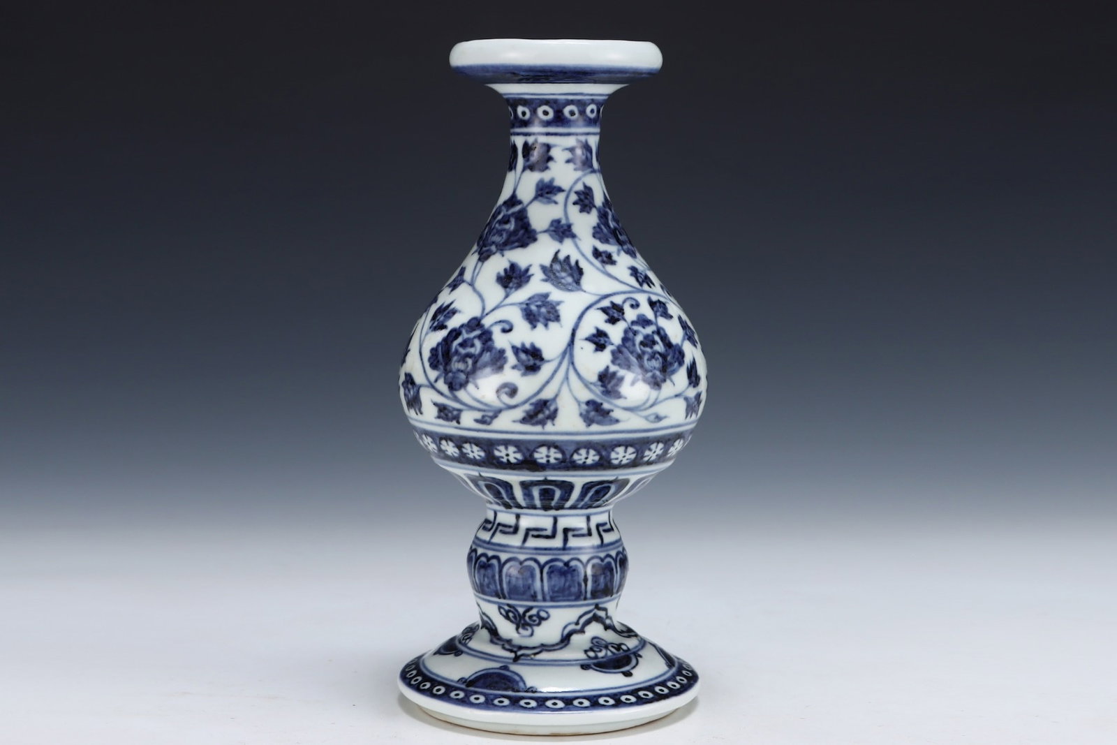 An Exquisite Blue and White Lotus Pattern Pot - 6