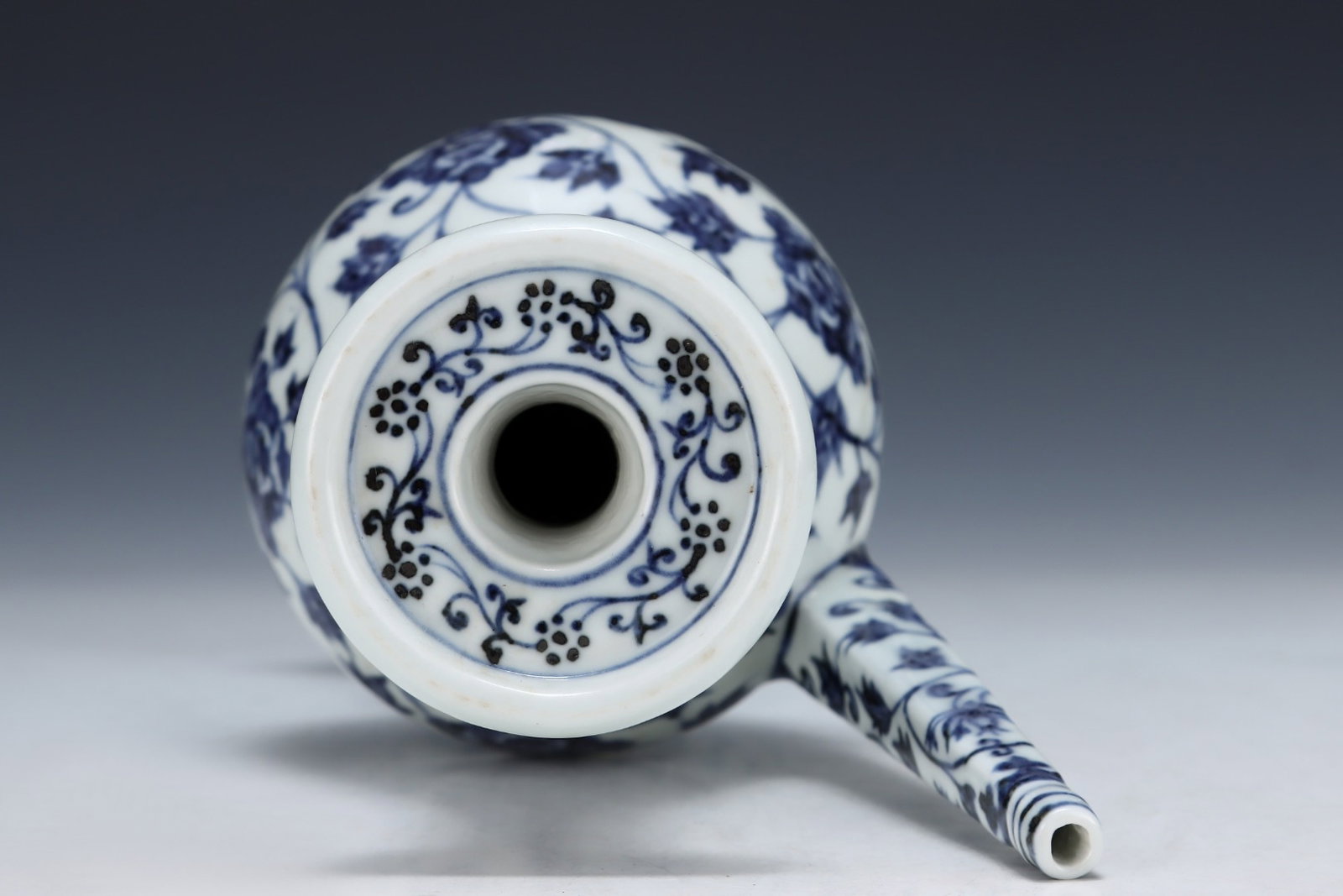 An Exquisite Blue and White Lotus Pattern Pot - 7